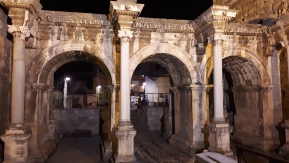 Триумфалната порта во стариот град Анталија