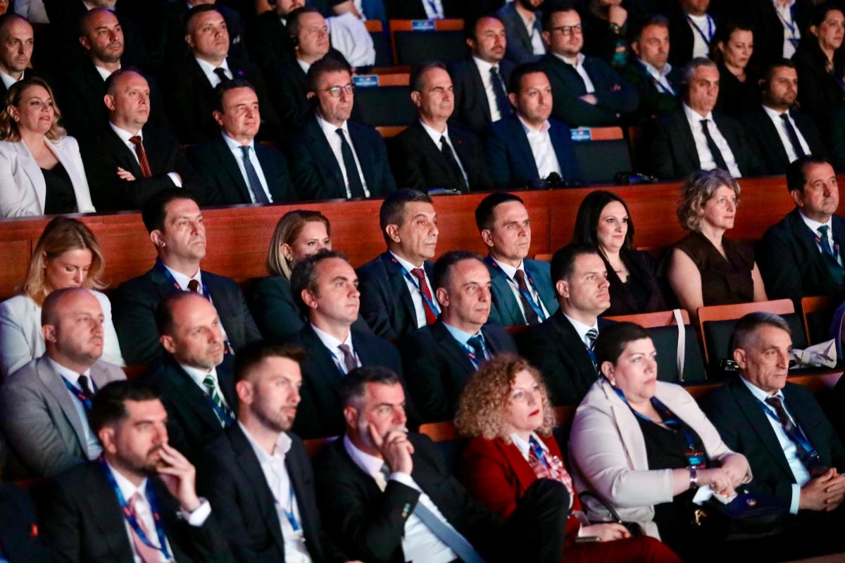 (Галерија) Кој дојде на Конгресот: Вреди стана партија